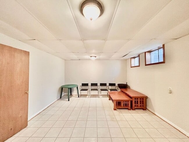 Building Photo - Spacious and bright 3BR/2.5BA townhouse with enclosed back patio