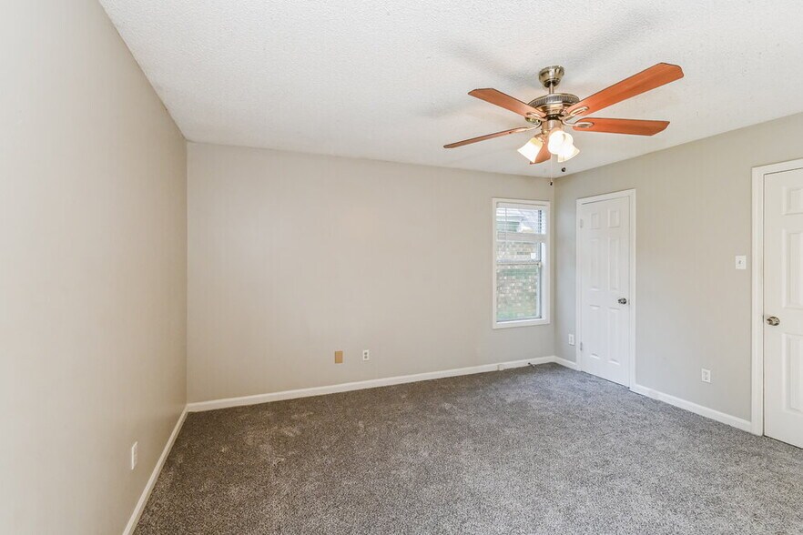 Building Photo - 4864 Barkshire Dr