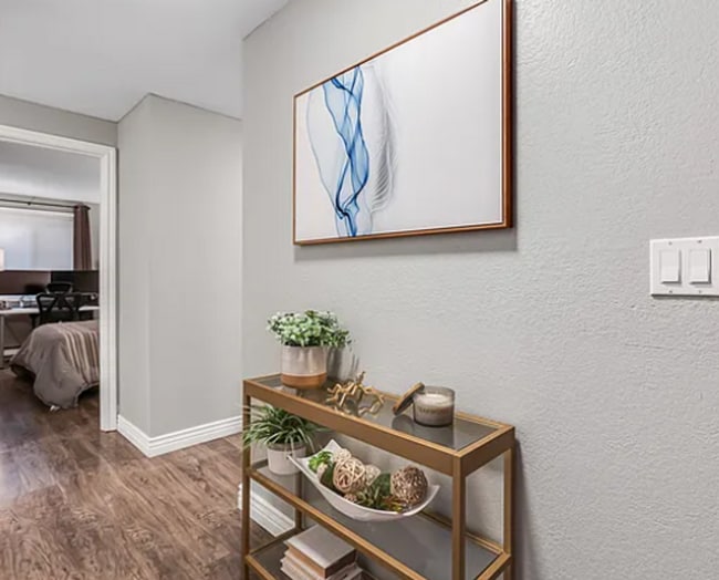 Building Photo - Charming Updated Ground-Floor 2 Bed - 1 Ba...