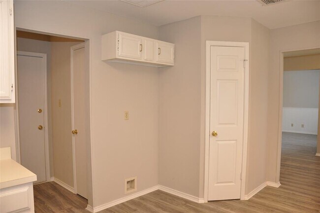 Building Photo - 800 Daffodil Dr