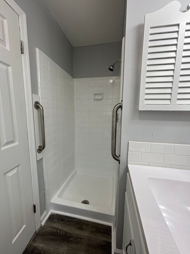 Building Photo - Renovated 3-bedroom convenient to major highways