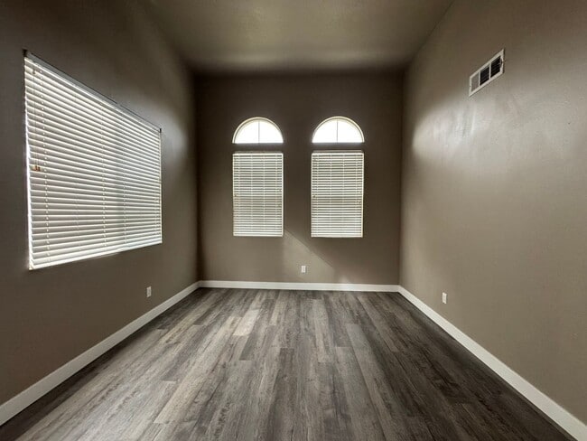 Building Photo - 5 Bedroom 3.5 Bathroom Home in Willowalk Community