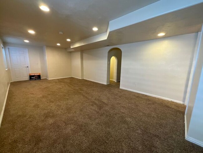 Building Photo - 6 bedroom 3 1/2 bathrooms 2 car garage Lar...