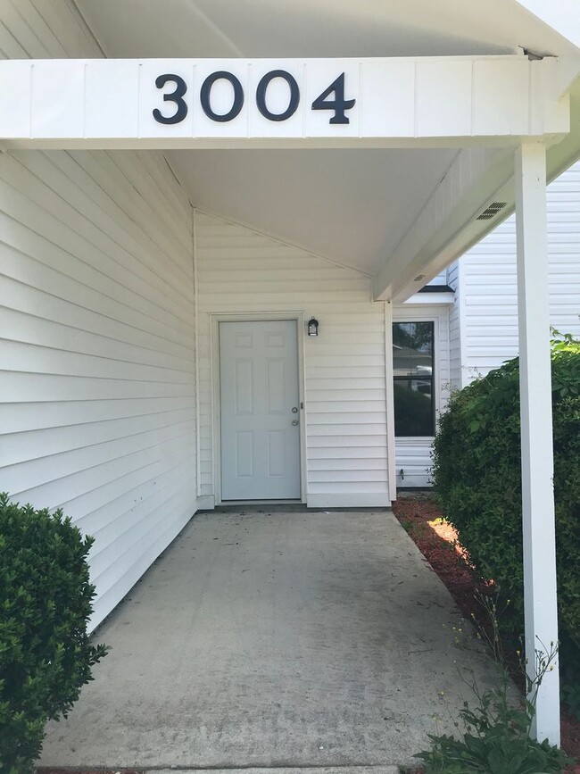 Building Photo - Beautiful 3 Bedroom 2 Bathroom House Off o...