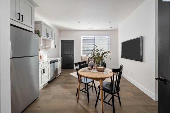 Building Photo - Generational suite w/separate entrance!