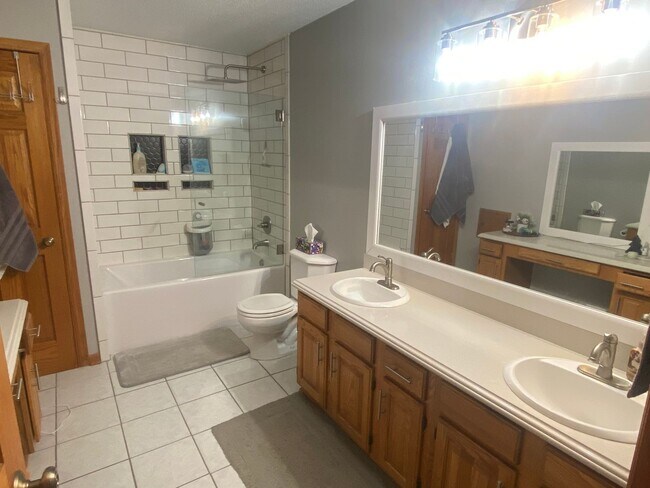 Building Photo - Beautiful Family Home Located in Great Location