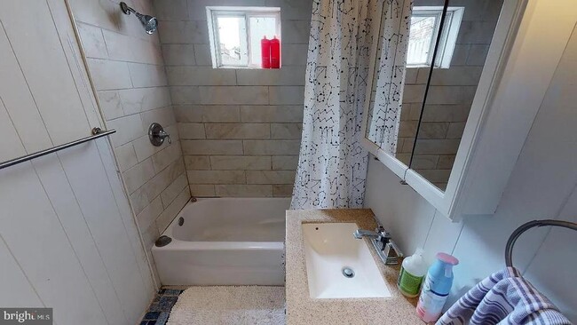 Building Photo - 415 E Flora St