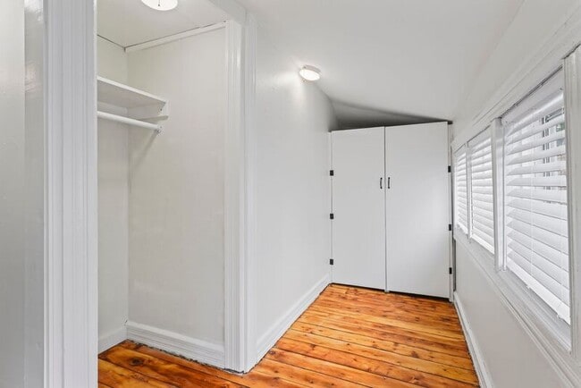 Building Photo - 2 New St