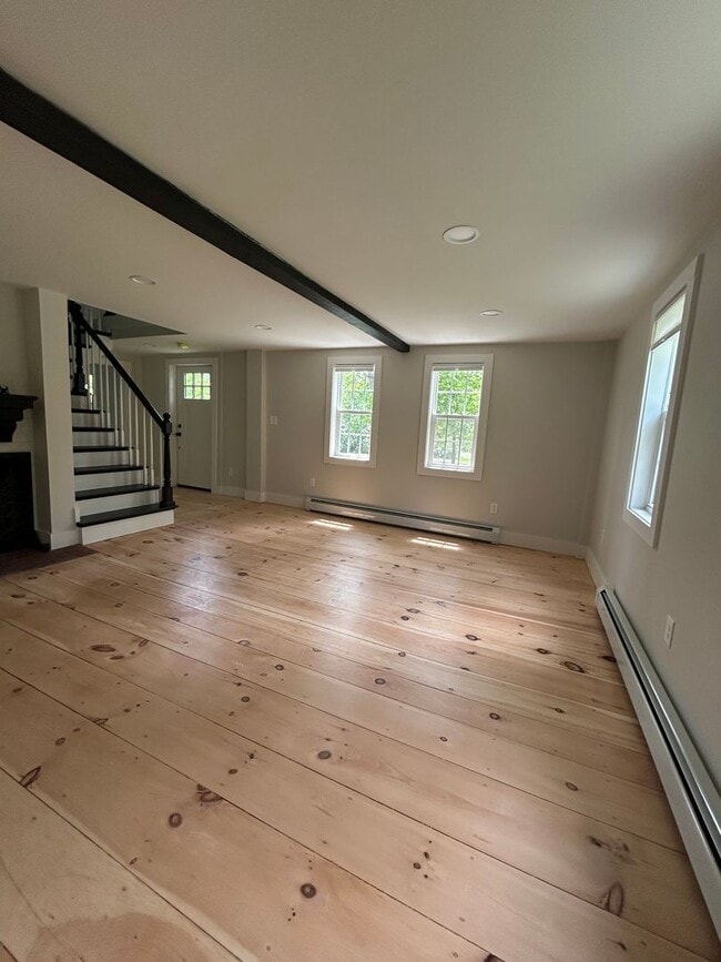 Building Photo - Beautiful renovated 5 bedroom 2.5 bath sin...