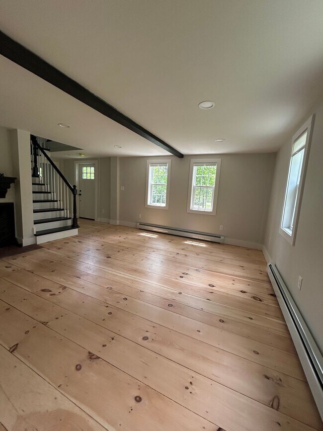 Building Photo - PRICE REDUCTION - Beautiful renovated 5 be...