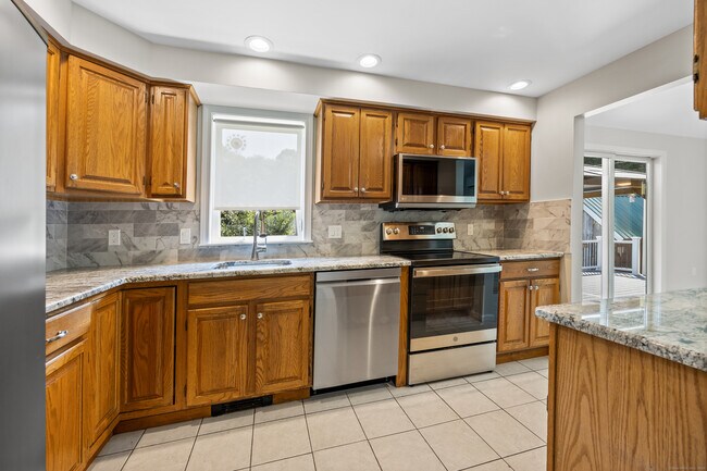 Building Photo - 159 E Johnson Ave