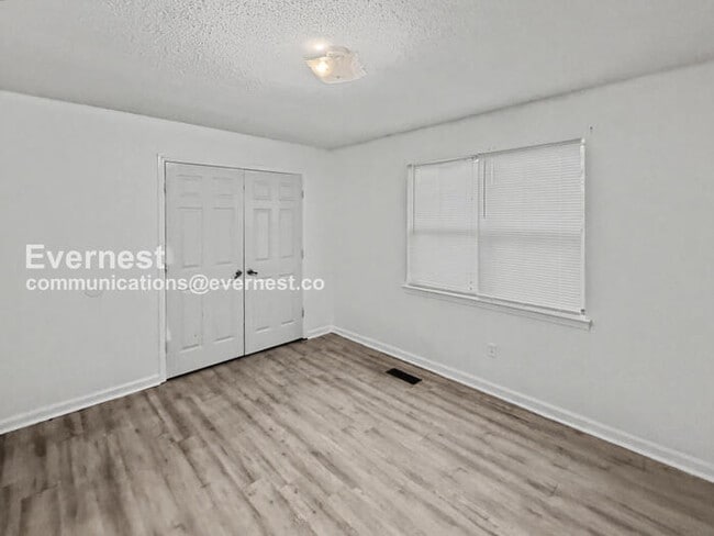 Building Photo - 2 Bed/2 Bath Townhome with Fenced Yard / Pet-Friendly / Vouchers Accepted / Available Now!