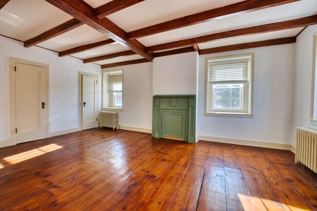 Building Photo - Beautiful 4 Bedroom Farm House