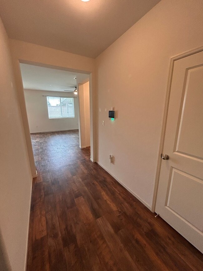 Building Photo - Don't miss this out 3 bedroom 2 bath with solar in Hanford!