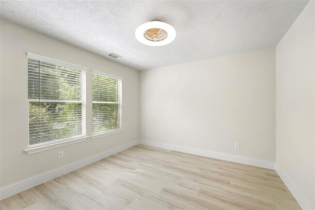 Building Photo - 203 N Vesper Bend Cir