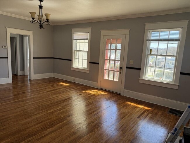 Building Photo - 1601 E Unaka Ave