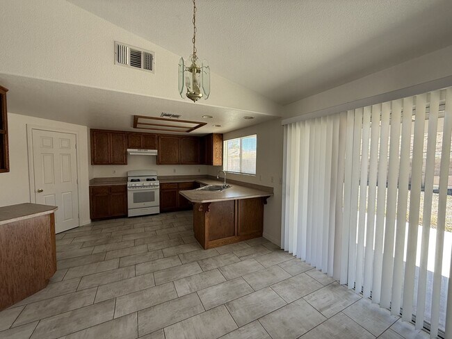Building Photo - Copper Hills Home-Ready for Movein!