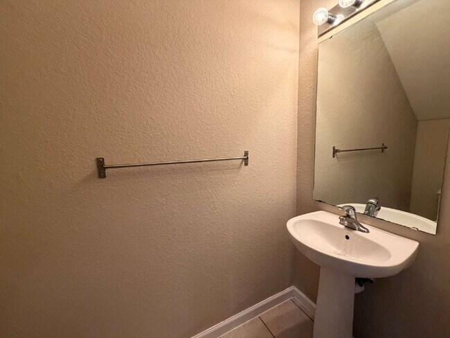 Building Photo - NEWLY UPGRADED 2BD/2.5 BATH TOWNHOME IN THE EXCLUSIVE WYNCHASE COMMUNITY!!