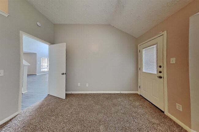 Building Photo - 2010 Creekshire Dr