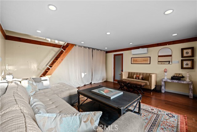 Building Photo - 1630 Warnall Ave