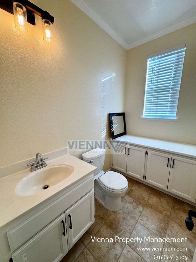 Building Photo - 829 Courtyards Loop