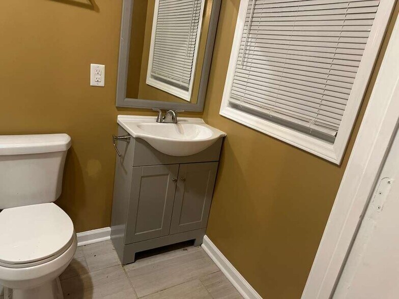 Morning Sunlight in Bathroom - 527 Oakland Pl