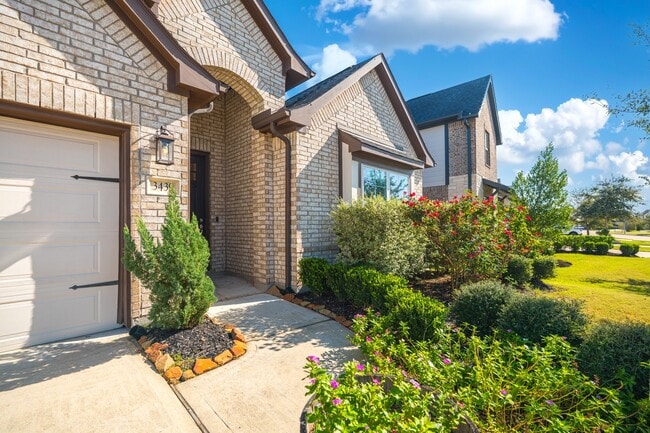 Building Photo - 3439 Cres Vista Dr