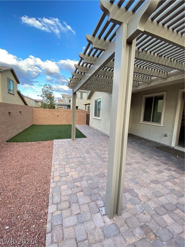 Building Photo - 3176 Fern Nook Ave