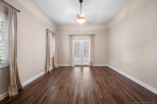 Building Photo - 511 SW Squire Johns Ln