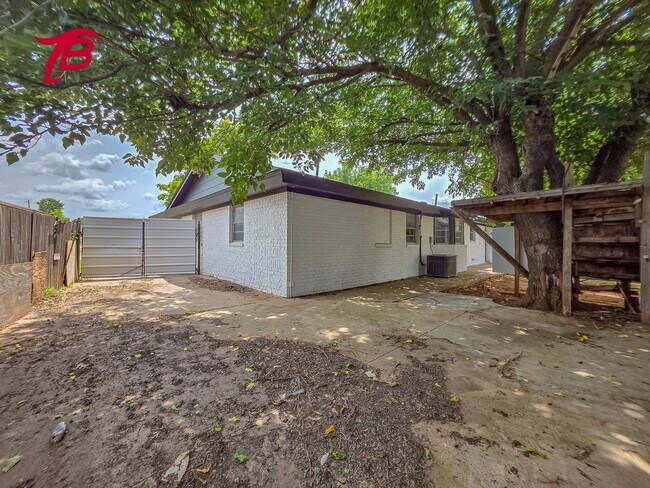 Building Photo - Charming 4-Bedroom Home with Spacious Yard