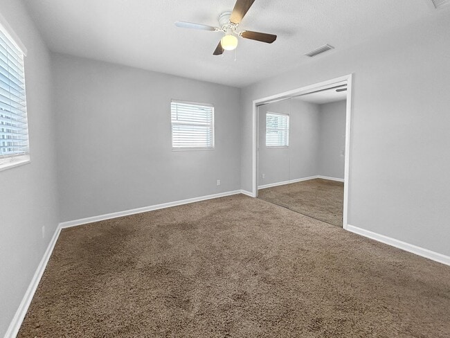 Building Photo - 3 Bed 2 Bath Home for Rent in Ideal Northeast St. Pete Neighborhood