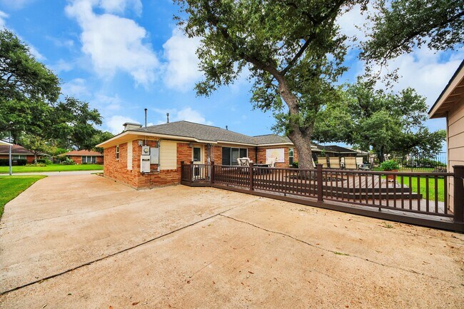Building Photo - 6403 Waltway Dr