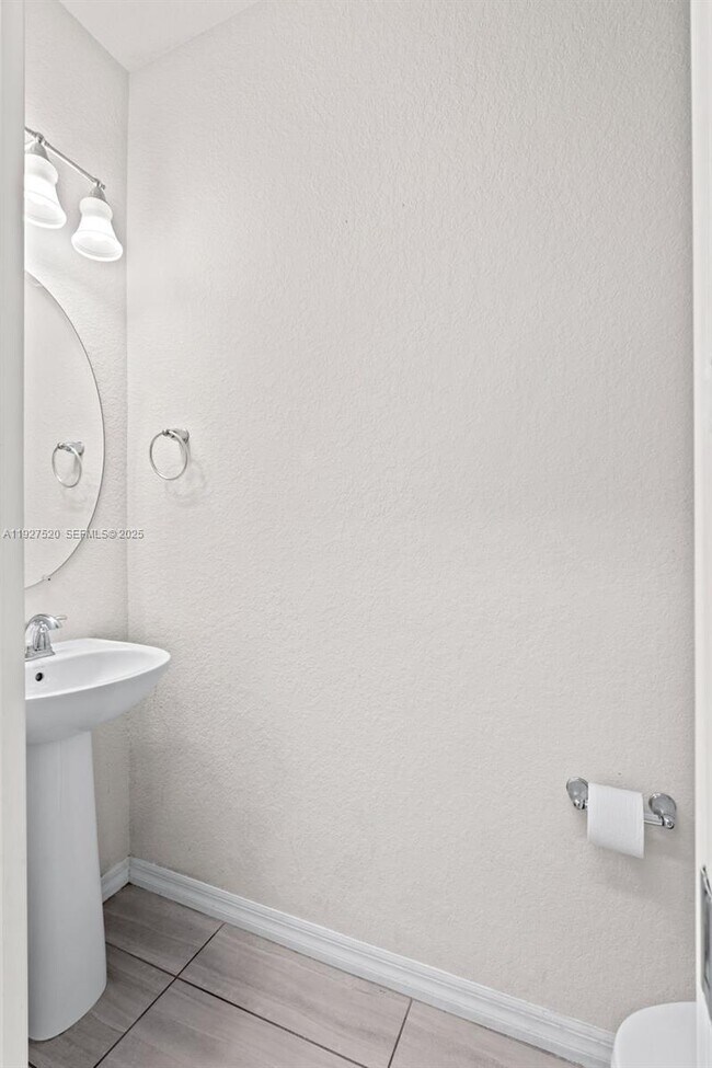 Building Photo - 1190 Eucalyptus Dr