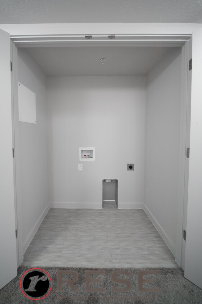 Building Photo - Beautiful Modern Orem Condo w free interne...