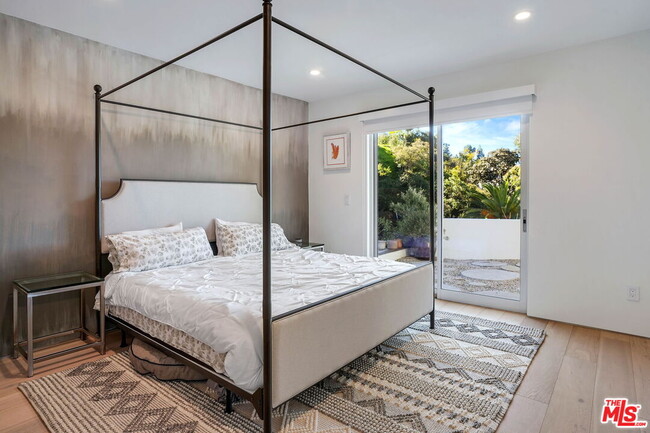 Building Photo - 2615 La Cuesta Dr