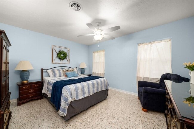 Building Photo - 2551 Lakeview Dr