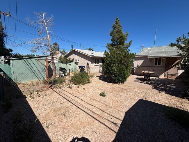 Building Photo - Charming 2Bed/1Bath apartment W/ Private front yard w/ porch and oversized backyard in Henderson