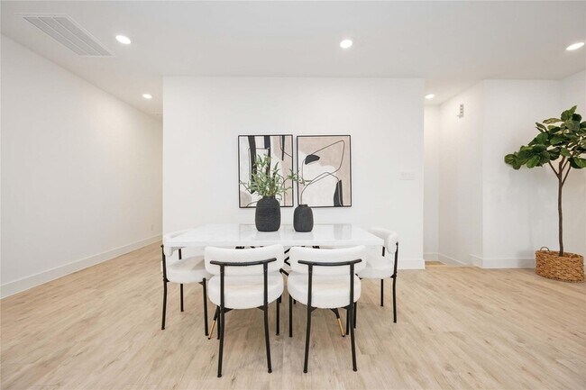 Building Photo - 5322 Rue