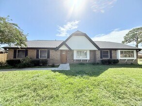 Building Photo - Beautiful 4 Bedroom Pool Home - Scenic Hei...