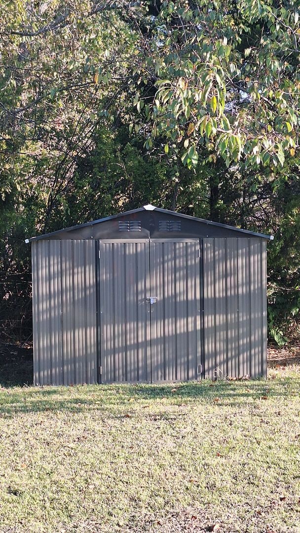 Building Photo - Make this Lovely 3 Bedroom your home for the New Year