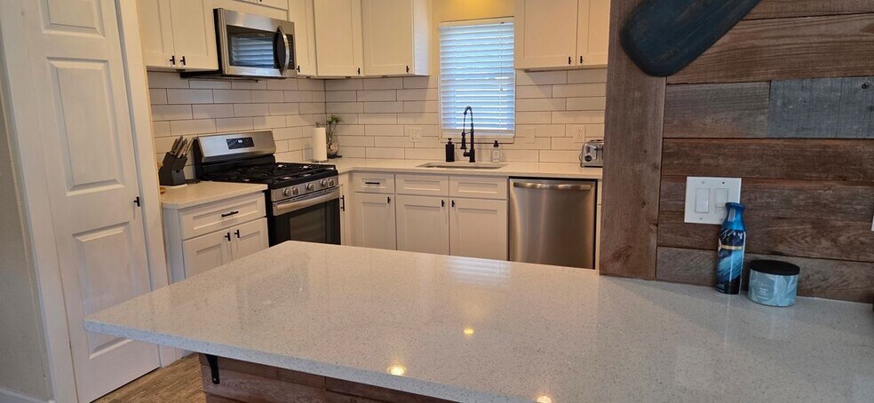 Building Photo - 4457 Floramar Terrace