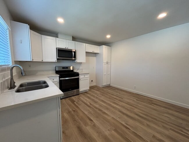 Building Photo - 3 Bedroom 2 Bath Home