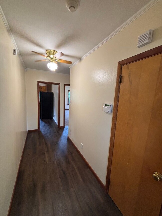 Building Photo - Newly Remodeled rancher in Halls