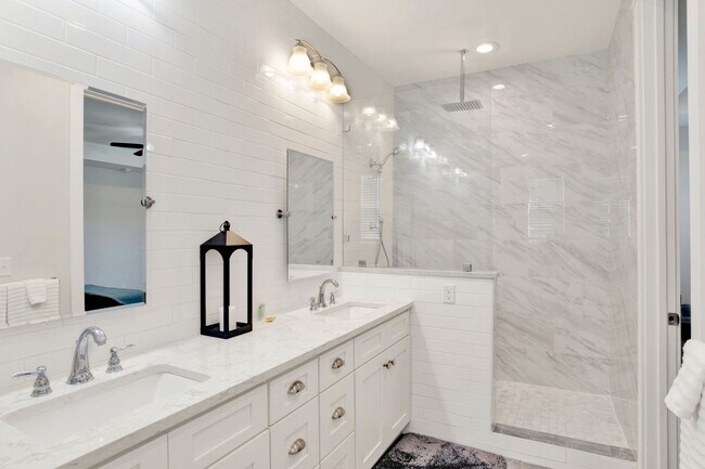 Building Photo - 3 bed East Hill Townhome