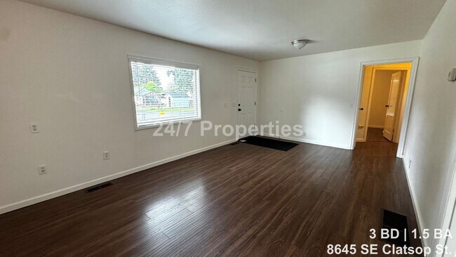 Building Photo - Bright 3BD I 1.5BA Home w/ Large Yard - SE Portland