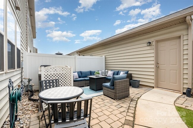 Building Photo - 3021 Honeylocust Ln