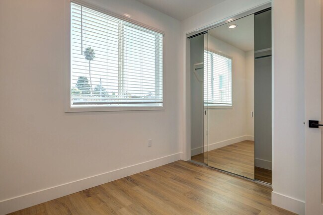 Building Photo - Fantastic Multi-Level Townhome - 3 bed 3 b...