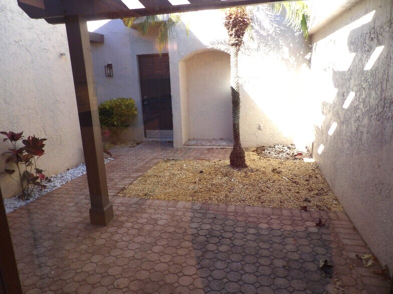 Private Courtyard - 5242 Fairway Woods Dr