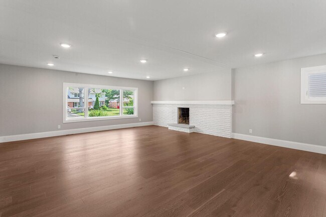 Building Photo - Four bedroom executive rental available now in Champaign's sought after Devonshire neighborhood!