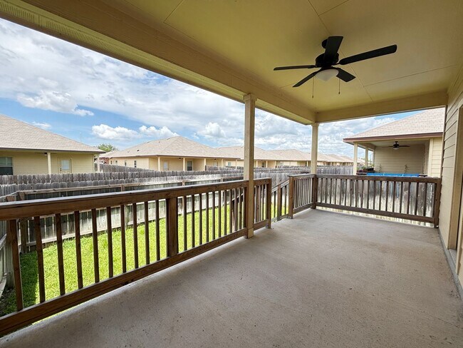 Building Photo - Luxury Duplex in Seguin with 3-bed, 2-bath...